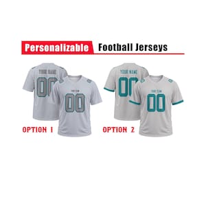 Peut inclure: Deux ensembles de maillots de football gris clair avec cols en V et manches courtes. L'option 1 présente des lettres et des chiffres gris et noirs. L'option 2 présente des lettres et des chiffres bleu sarcelle et noirs. Texte : Personalizable Football Jerseys.