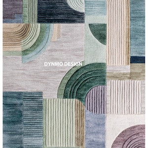 Könnte beinhalten: Moderner Teppich mit geometrischem Muster in Blau-, Grün-, Beige- und Lilatönen. Das Design weist geschwungene und rechteckige Formen auf. Der Text "DYMNO DESIGN" ist in der Mitte des Teppichs zu sehen.