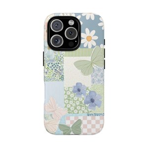 Könnte beinhalten: Eine Handyhülle mit einem Patchwork-Design mit Schmetterlingen, Blumen und verschiedenen Mustern. Die Hülle hat eine Mischung aus Pastellfarben, darunter Blau, Rosa und Grün. Die Kameralinsen sind oben sichtbar.
