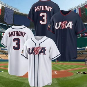 Könnte beinhalten: Vier Baseball-Trikots, zwei weiße und zwei marineblaue. Die weißen Trikots haben marineblaue Akzente und das Wort "USA" mit einem Flaggen-Design. Die marineblauen Trikots tragen den Namen "ANTHONY" und die Nummer "3" auf dem Rücken.