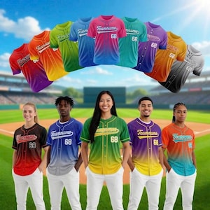 Könnte beinhalten: Eine Gruppe von Personen trägt Baseballtrikots in verschiedenen Farben, darunter Rot, Blau und Grün. Jedes Trikot trägt das Wort "Teamname" und die Nummer "68". Die Trikots werden vor einem Baseballfeld präsentiert.
