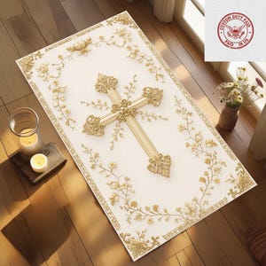 Può includere: Un tappetino rettangolare bianco con una croce dorata centrale decorata con intricati motivi floreali in filigrana. Il bordo è decorato con viticci e fiori dorati abbinati. Un timbro circolare mostra un'aquila e il testo CUSTOM DUTY PAID IN US.