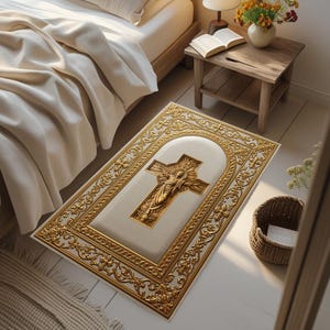 Puede incluir: Una alfombra rectangular con un borde dorado ornamentado y un diseño central con una cruz dorada con una figura. La alfombra tiene un fondo color crema y está colocada sobre un suelo de madera clara.
