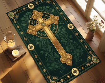 Può includere: Un tappeto rettangolare verde con un disegno a croce dorata. La croce è centrata e circondata da un cerchio dorato. Il tappeto ha un motivo floreale e bordi dorati. Candele e un bicchiere sono sul pavimento di legno.