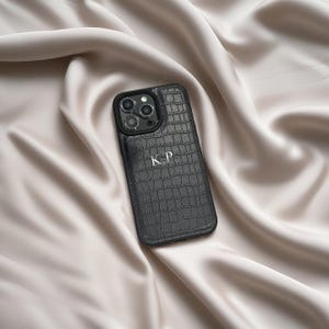 Gepersonaliseerde iPhone-hoesje van krokodillenleer | Aangepaste monogram initialen | iPhone 16 Pro Max, 15, 14, 13,12-hoesje met reliëf | Gestempelde telefoonhoes