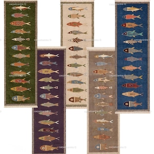 Puede incluir: Cinco alfombras de pasillo rectangulares con filas de peces estilizados en varios colores y patrones. Las alfombras tienen extremos con flecos y bordes decorativos, presentadas en tonos verde, crema, morado oscuro, marrón claro y azul.