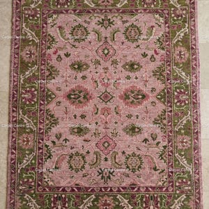 Handknuten Oushak-matta i ull – rosa, grön kant, turkisk blommönster