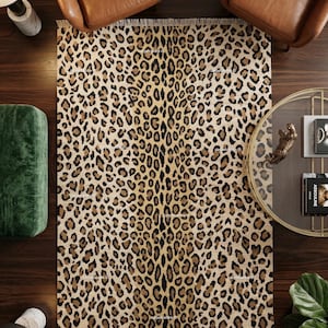 ヒョウ柄のウシャックラグ、ベージュ＆ブラックのチーター柄、手織りウールエリアラグ、マキシマリストな折衷的なインテリア、トレンドのアニマルスキンカーペット