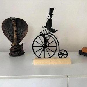 Minimalist Wire Bicycle Sculpture: Modern Tabletop Bike Silhouette