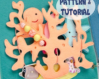 Pode incluir: Uma página de livro tranquilo com tema oceânico em feltro com coral, um polvo, uma estrela do mar, um cavalo-marinho e um peixe. O coral é pêssego e o fundo é turquesa. O texto "PATTERN & TUTORIAL" está numa bolha branca.