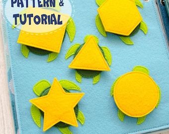 Pode incluir: Um livro de atividades de feltro azul com formas de tartarugas amarelas. As tartarugas têm a forma de um quadrado, hexágono, triângulo, círculo e estrela. O texto "PATTERN & TUTORIAL" está num oval amarelo.