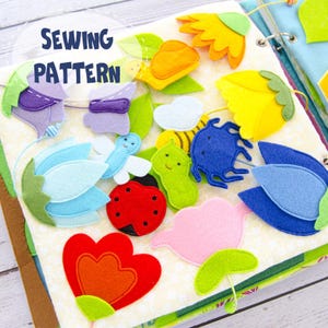 Op de afbeelding: Een kleurrijk vilt naaipatroon met diverse bloemen- en insectenontwerpen. De afbeelding bevat een rode bloem, een lieveheersbeestje, een bij en andere viltvormen. De tekst "SEWING PATTERN" is zichtbaar in de linkerbovenhoek.