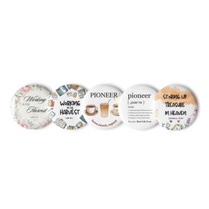 Puede incluir: Cinco chapas redondas con diversos diseños. La primera tiene motivos florales y el texto Working in the Harvest. La segunda muestra iconos y el texto Working in the Harvest. La tercera muestra cafés y el texto Pioneer brew, teach, repeat. La cuarta define Pioneer. La quinta tiene toques de acuarela y el texto Storing up treasure in heaven.