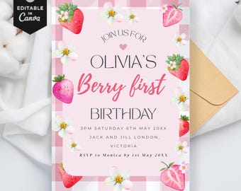 Può includere: Un invito di compleanno rosa e bianco a scacchi con illustrazioni di fragole e fiori. Il testo recita "Olivia's Berry first Birthday" con data, ora e luogo. Il design è incorniciato da un bordo bianco.