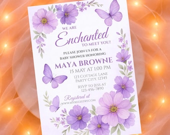 Könnte beinhalten: Eine Babyparty-Einladung mit floralem und Schmetterlingsdesign. Die Einladung enthält den Text "We are Enchanted to Meet You!" sowie Details für Maya Brownes Babyparty, einschließlich Datum, Uhrzeit und RSVP-Informationen.