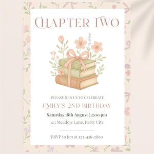 Puede incluir: Tarjeta de invitación con temática floral y el texto "Chapter Two". Presenta una pila de libros atados con una cinta rosa y detalles florales. La invitación es para el segundo cumpleaños de Emily, con fecha, hora y lugar.
