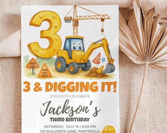 Puede incluir: Una invitación de cumpleaños con una excavadora amarilla, una grúa y el número 3. El texto dice "3 & Digging It!" e incluye el nombre "Jackson's" y los detalles de la fiesta. Un gráfico de casco de obra está en la parte inferior.