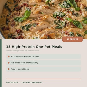 Può includere: Un documento PDF digitale intitolato 15 High-Protein One-Pot Meals che presenta una fotografia di pollo a fette con fagioli bianchi, spinaci e pomodori secchi in una salsa cremosa. Il testo elenca 15 ricette complete, fotografie a colori e tempi di preparazione.