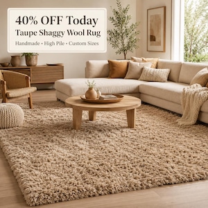 Puede incluir: Una alfombra de lana color topo con textura de pelo largo y grueso que cubre el suelo. La imagen incluye el texto: 40% OFF Today, Taupe Shaggy Wool Rug, Handmade, High Pile, Custom Sizes. La alfombra presenta una superficie densa y fibrosa.