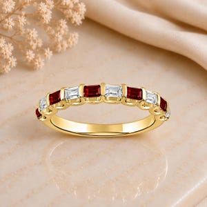 Anillo de oro amarillo de 10 quilates con banda rectangular octogonal, rubí sintético y diamante cultivado en laboratorio.