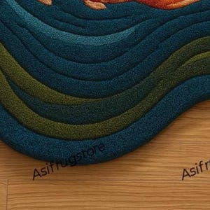 Pu&ograve; includere: Primo piano di un tappeto con un motivo a onde nei toni del blu e del verde. Il tappeto ha una superficie strutturata e una forma curva. Il testo "Asifrugstore" &egrave; visibile sul tappeto.