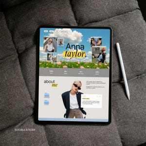 Pode incluir: Um tablet exibindo o site de portf&oacute;lio digital de Anna Taylor. A tela apresenta um fundo de c&eacute;u azul com nuvens e flores, uma foto de uma pessoa de blazer, menus de navega&ccedil;&atilde;o e se&ccedil;&otilde;es de texto detalhando o trabalho profissional.