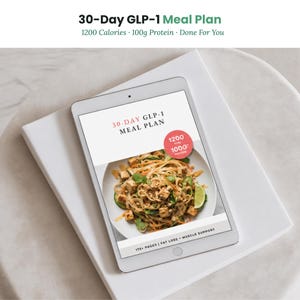 Puede incluir: Una tableta digital que muestra la portada de un 30-Day GLP-1 Meal Plan. La pantalla presenta un tazón de fideos con tofu y lima, una insignia circular rosa que indica 1200 kcal y 100g protein, y el texto 175+ pages, fat loss, muscle support.