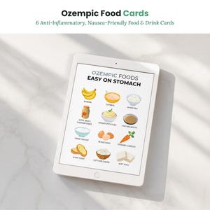 Peut inclure: Une tablette blanche affichant un tableau numérique intitulé Ozempic Foods Easy on Stomach. Le tableau présente douze illustrations d'aliments, notamment des bananes, des flocons d'avoine, du riz blanc, de la compote, de la purée, du bouillon, du yaourt, des œufs, des carottes, du pain grillé, du fromage blanc et du tofu.