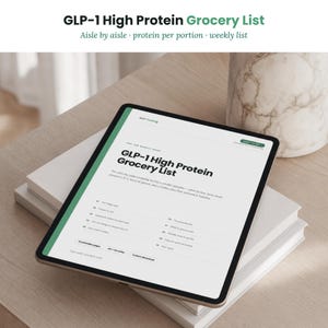 以下が含まれることがあります： GLP-1 High Protein Grocery Listという文書を表示したデジタルタブレット。ページには緑色のサイドバー、太字の黒いテキスト、週ごとの買い物用に整理されたセクションがあり、通路ごとのカテゴリーや1食あたりのタンパク質量などの詳細が記載されています。