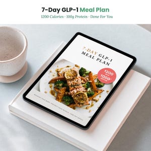 Puede incluir: Una tableta digital que muestra un plan de comidas de 7 días GLP-1 con una foto de salmón, brócoli y gajos de patata. La pantalla muestra el texto 7-Day GLP-1 Meal Plan, 1200 kcal, 100g protein y Nourish your body, protect your muscle.
