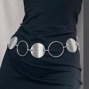 Silverkedjemidjebälte med stora cirklar, Y2K-inspirerat, 2000-talsmodebälte, silverfärgat dambälte