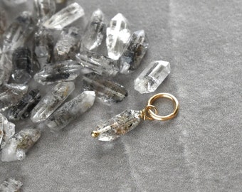Herk3 - Encanto de diamante Herkimer envuelto en alambre para pendiente de aro Huggie colgante o pulsera de recuerdo - Punto de cuarzo de cristal crudo natural