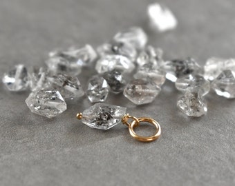 Herk2 - Charm de diamante Herkimer envuelto en alambre para pendientes de aro pequeños, colgantes o pulseras de recuerdo - Punta de cuarzo cristalino natural en bruto