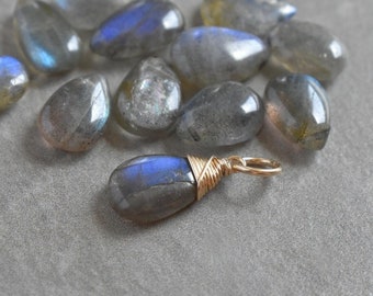 IMPERFECT M - Colgante de piedra de labradorita gris oscuro - Charm colgante con alambre para aros de pendientes - Pequeño regalo de menos de 10 - JustDangles