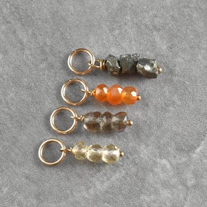 Winziger Trio Stapel - Kleiner Stein Anhänger für Armband Schmuck Handgemacht - Orange Karneol - Katzengold Pyrit Nugget - Citrin - Rauchquarz Bild 1