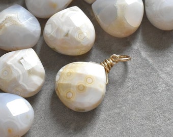 Colgante Orbicular Ocean Jasper blanco y crema - Joyería de oro envuelta en alambre de plata de ley hecha a mano - Piedra natural para aro de pendiente