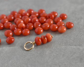 Conjunto Tiny Trio Stack - Charm de coral rojo cultivado - Pendientes colgantes de aro Huggie - Envoltura de alambre de oro de 14k plateado - Acuicultura ética