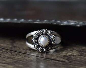 OLD STOCK SALE - Sz 7.5 - White Pearl Statement Ring - Floral Daisy Flower - Silver Alternative Engagement Jewelry - Valentines Day Gift