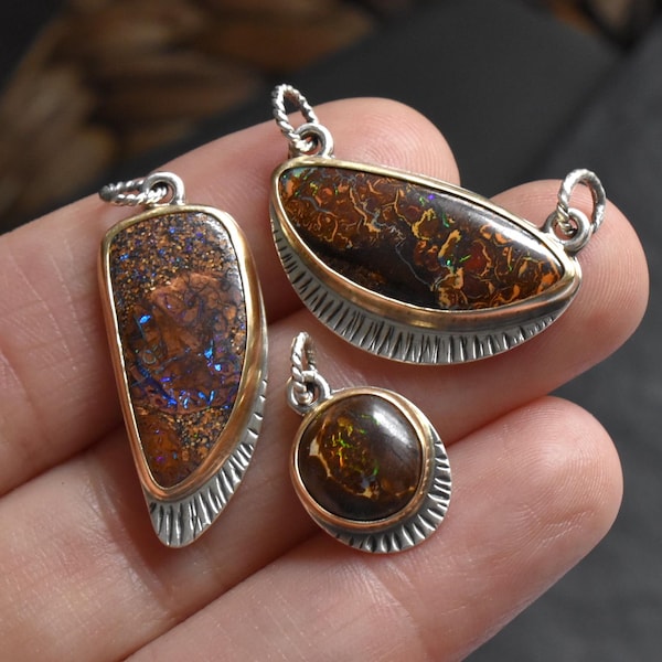Pendentif en métal mixte (or massif 14 carats et argent sterling) avec opale boulder australienne pour collier à chaîne - Bijou fin JustDangles fait main