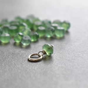 Tiny Solo - Kleiner Grüner Serpentin Edelstein Anhänger - Huggie Hoop Ohrring Charm baumeln - Silber 14k Gold Wire - echte Kristalle und Steine