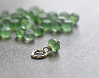 Tiny Solo - Pequeño colgante de gema de serpentina verde - Colgante de aro Huggie - Alambre de oro de 14k plateado - Cristales y piedras auténticas