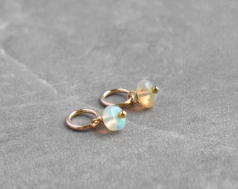 XS Tiny Solo - Joyería de ópalo etíope natural - Colgante multicolor de piedra natal de octubre - Colgante de aro Huggie de plata de ley - Oro de 14k