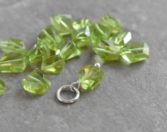 S - Pequeño dije colgante de piedra natal de agosto - Joyería de gema de peridoto verde brillante - Envoltura de alambre de plata 14k oro rosa - JustDangles