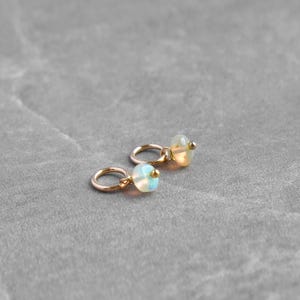 XS Tiny Solo - natürlicher äthiopischer Opal Schmuck - mehrfarbiger Oktober Geburtsstein - Sterling Silber Huggie Hoop Anhänger Tropfen - 14k Gold
