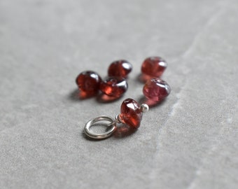 CLEARANCE Tiny Solo Small Dark Red Garnet Charm para joyería personalizada DIY - Cristal real de piedra natural - Plata de ley, oro de 14 k