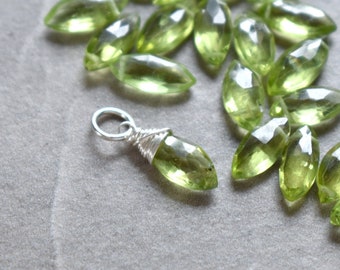 Encantos pequeños - M - Encantos de plata de ley - Joyería de piedras preciosas de peridoto - Joyería de piedra de nacimiento de agosto - Encanto de piedra de nacimiento de peridoto - Encantos de peridoto