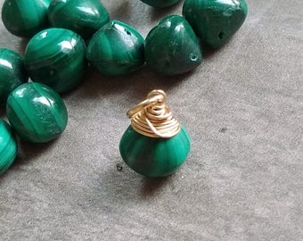 DK - Colgante de malaquita verde bosque oscuro - Joyería envuelta en alambre - Colgante de piedra de malaquita - Colgante de plata de ley - Colgante de oro de 14k