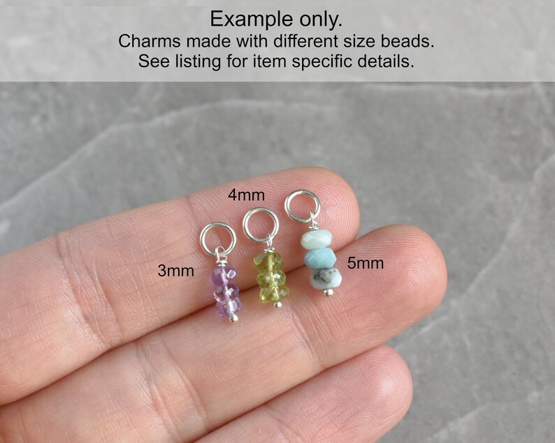 K&ouml;nnte beinhalten: Drei Anh&auml;nger mit verschiedenen Perlengr&ouml;&szlig;en. Die Anh&auml;nger sind aus Amethyst-, Peridot- und Aquamarinperlen gefertigt. Die Anh&auml;nger sind 3 mm, 4 mm und 5 mm gro&szlig;.