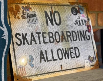 Letrero metálico oxidado PROHIBIDO PATINAR: Arte vintage para garaje o cueva de hombre