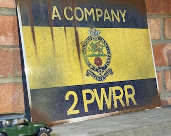 プリンス・オブ・ウェールズ王立連隊 PWRR サイン：ヴィンテージスタイルの本物の錆びたマンケイブ装飾